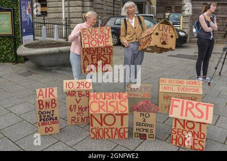 Falmouth, Cornovaglia, Regno Unito. 25 Settembre 2021. Una dimostrazione a Falmouth protestando contro la grave mancanza di alloggi disponibili in Cornovaglia. Gordon Scammell/Alamy Live News. Foto Stock