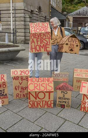 Falmouth, Cornovaglia, Regno Unito. 25 Settembre 2021. Una dimostrazione a Falmouth protestando contro la grave mancanza di alloggi disponibili in Cornovaglia. Gordon Scammell/Alamy Live News. Foto Stock