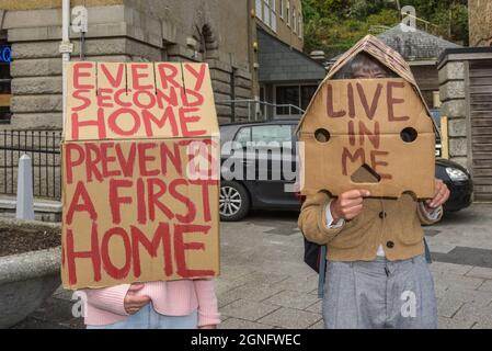 Falmouth, Cornovaglia, Regno Unito. 25 Settembre 2021. Una dimostrazione a Falmouth protestando contro la grave mancanza di alloggi disponibili in Cornovaglia. Gordon Scammell/Alamy Live News. Foto Stock