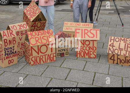 Falmouth, Cornovaglia, Regno Unito. 25 Settembre 2021. Una dimostrazione a Falmouth protestando contro la grave mancanza di alloggi disponibili in Cornovaglia. Gordon Scammell/Alamy Live News. Foto Stock