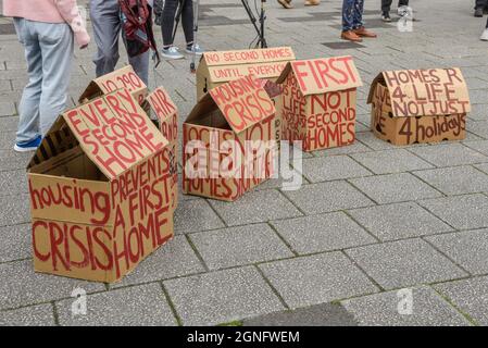 Falmouth, Cornovaglia, Regno Unito. 25 Settembre 2021. Una dimostrazione a Falmouth protestando contro la grave mancanza di alloggi disponibili in Cornovaglia. Gordon Scammell/Alamy Live News. Foto Stock