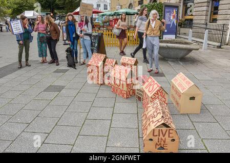 Falmouth, Cornovaglia, Regno Unito. 25 Settembre 2021. Una dimostrazione a Falmouth protestando contro la grave mancanza di alloggi disponibili in Cornovaglia. Gordon Scammell/Alamy Live News. Foto Stock