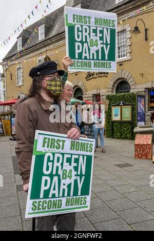 Falmouth, Cornovaglia, Regno Unito. 25 Settembre 2021. Una dimostrazione a Falmouth protestando contro la grave mancanza di alloggi disponibili in Cornovaglia. Gordon Scammell/Alamy Live News. Foto Stock