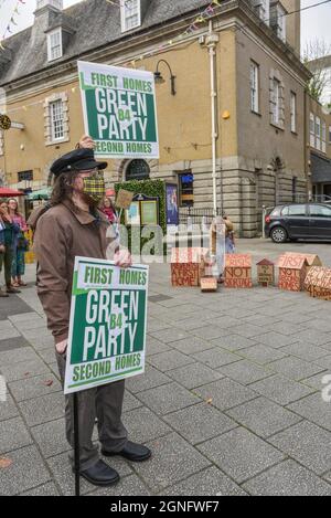Falmouth, Cornovaglia, Regno Unito. 25 Settembre 2021. Una dimostrazione a Falmouth protestando contro la grave mancanza di alloggi disponibili in Cornovaglia. Gordon Scammell/Alamy Live News. Foto Stock