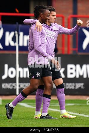 Joe Aribo di Rangers (a sinistra) festeggia il primo gol della partita con il compagno di squadra Ianis Hagi durante la partita della Scottish Premier League al Dens Park di Dundee. Data foto: Sabato 25 settembre 2021. Foto Stock