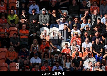 I fan di Blackpool guardano il gioco mentre il sole splende su Bloomfield Road Foto Stock