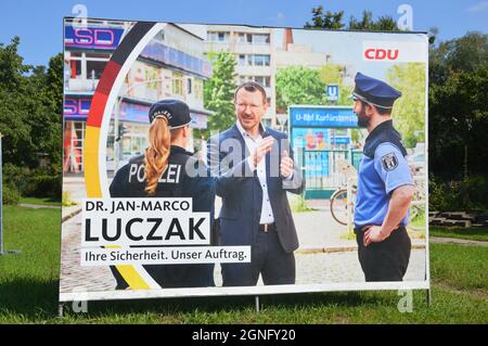 Banner della campagna di Jan-Marco Luczak (CDU) al Prellerweg di Schoeneberg, Berlino, Germania - 8 settembre 2021.