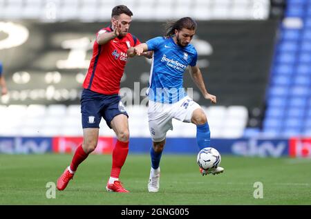 Ivan Sunjic di Birmingham (a sinistra) in azione con ben Whiteman di Preston North End durante la partita del campionato Sky Bet a St. Andrew's, Birmingham. Data foto: Sabato 25 settembre 2021. Foto Stock