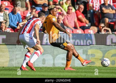 Mallik Wilks #7 di Hull City detiene James Chester #5 di Stoke City Foto Stock