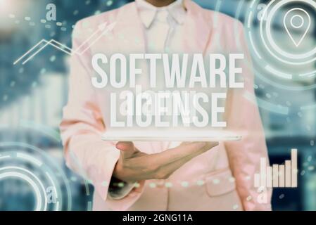 Licenza software con firma scritta a mano. Internet Concept strumento legale che regola la ridistribuzione del software Lady Uniform Standing Tablet Hand Foto Stock