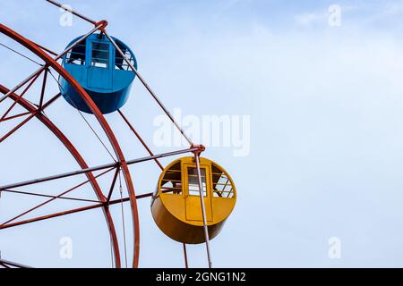 Vista ravvicinata della ruota panoramica con spazio copia all'interno di un parco Foto Stock