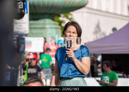 Die Kanzlerkandidatin von Bündnis 90/Die Grünen Annalena Baerbock sricht bei der Großen Wahlkampfkundgebung am 9. Settembre 2021 a München. * il cancelliere candidato per il Partito Verde Annalena Charlotte Alma Baerbock parlare al grande raduno elettorale il 9 settembre 2021 a Monaco, Germania. (Foto di Alexander Pohl/Sipa USA) Credit: Sipa USA/Alamy Live News Foto Stock