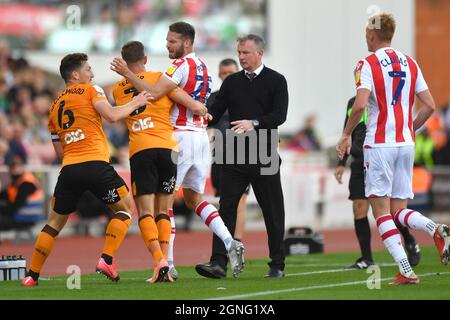 Nick Powell (centro) di Stoke City scambia parole con Kevin Stewart di Hull City durante la partita del campionato Sky Bet al bet365 Stadium di Stoke. Data foto: Sabato 25 settembre 2021. Foto Stock