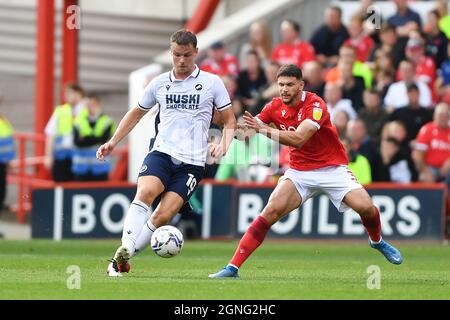 NOTTINGHAM, REGNO UNITO. 25 SETTEMBRE Matt Smith di Millwall batte con Tobias Figueiredo di Nottingham Forest durante la partita Sky Bet Championship tra Nottingham Forest e Millwall al City Ground di Nottingham sabato 25 settembre 2021. (Credit: Jon Hobley | MI News) Credit: MI News & Sport /Alamy Live News Foto Stock