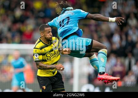 WATFORD, REGNO UNITO. 25 SETTEMBRE Allan Saint-Maximin di Newcastle e William Troost-Ekong di Watford combattono per la palla durante la partita della Premier League tra Watford e Newcastle United a Vicarage Road, Watford sabato 25 settembre 2021. (Credit: Federico Maranesi | MI News) Credit: MI News & Sport /Alamy Live News Foto Stock