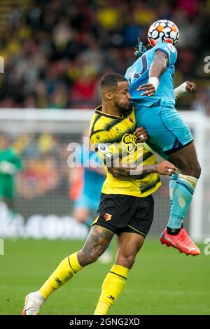 WATFORD, REGNO UNITO. 25 SETTEMBRE Allan Saint-Maximin di Newcastle e William Troost-Ekong di Watford combattono per la palla durante la partita della Premier League tra Watford e Newcastle United a Vicarage Road, Watford sabato 25 settembre 2021. (Credit: Federico Maranesi | MI News) Credit: MI News & Sport /Alamy Live News Foto Stock