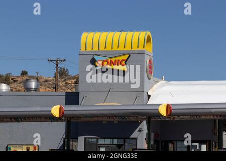Gallup - circa Settembre 2021: Sonic Drive-in Fast Food Location. Sonic è una catena di ristoranti Drive-in. Foto Stock