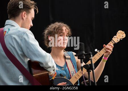 Rainy Day le donne si esibiscono dal vivo sul palco al 14. International Roots and Acoustic Music al Gate to Southwell Music Festival. Foto Stock