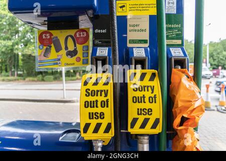 Bury St Edmunds, Regno Unito. 25 Settembre 2021. Cartello "Sorry out of use" presso un distributore di benzina a Bury St Edmunds. Il 23 settembre BP è stata costretta a chiudere alcune delle stazioni di servizio a causa di carenze di carburante causate dalla mancanza di autotrasportatori. La notizia della scarsità di carburante ha causato presto un'ondata di panico di acquisto in tutto il Regno Unito, con gli automobilisti in fila per ore per acquistare benzina e diesel. Credit: SOPA Images Limited/Alamy Live News Foto Stock