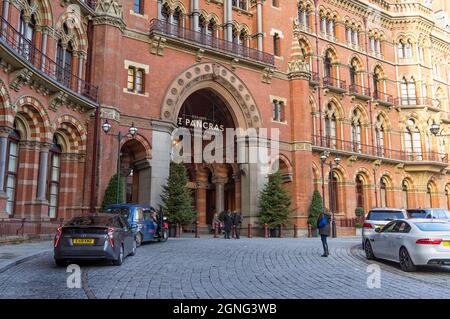 Cartello del St. Pancras Renaissance Hotel e ingresso esterno. Londra - 14 dicembre 2019 Foto Stock