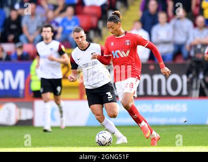 Sean Clare di Charlton Athletic (a destra) e Lee Brown di Portsmouth lottano per la palla durante la partita della Sky Bet League One a The Valley, Londra. Data foto: Sabato 25 settembre 2021. Foto Stock