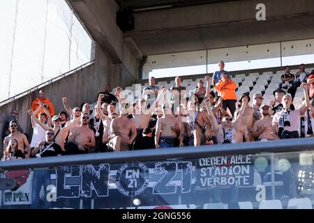 ANVERSA, BELGIO - SETTEMBRE 25: Tifosi durante la partita della Jupiler Pro League tra Beerschot V.A. e KAS Eupen allo stadio Olympisch il 25 Settembre 2021 ad Anversa, Belgio (Foto di Perry van de Leuvert/Orange Pictures) Foto Stock