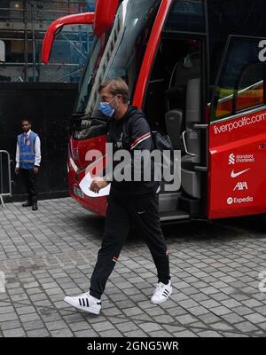 Il direttore di Liverpool Jurgen Klopp arriva a terra prima della partita della Premier League al Brentford Community Stadium di Londra. Data foto: Sabato 25 settembre 2021. Foto Stock