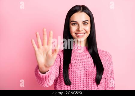 Ritratto della donna che mostra la palma cinque dita isolate su sfondo rosa pastello Foto Stock