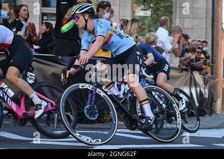 Il belga Lotte Kopecky è stato raffigurato in azione durante la gara su strada delle donne d'élite nella settima giornata dei Campionati del mondo UCI Road Cycling Fiandre 2021 Foto Stock