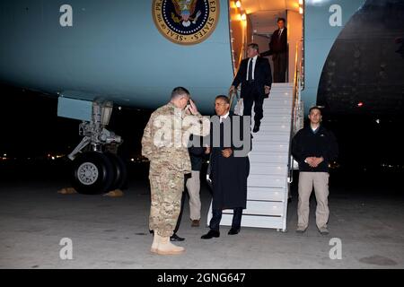 Il presidente Barack Obama arriva a Bagram Air Field, Afghanistan, 1° maggio 2012. (Foto ufficiale della Casa Bianca di Pete Souza) questa fotografia ufficiale della Casa Bianca è resa disponibile solo per la pubblicazione da parte delle organizzazioni di notizie e/o per uso personale la stampa dal soggetto(i) della fotografia. La fotografia non può essere manipolata in alcun modo e non può essere utilizzata in materiali commerciali o politici, pubblicità, e-mail, prodotti, promozioni che in alcun modo suggeriscono l'approvazione o l'approvazione del presidente, della prima famiglia, o della Casa Bianca. Foto Stock