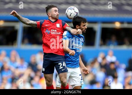 Il Sean Maguire di Preston North End (a sinistra) combatte con il Maxime Colin di Birmingham durante la partita del Campionato Sky Bet a St. Andrew's, Birmingham. Data foto: Sabato 25 settembre 2021. Foto Stock