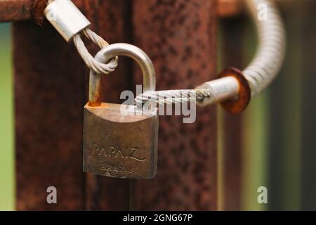 Vecchio lucchetto arrugginito su sfondo sfocato Foto Stock