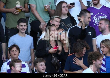 ANVERSA, BELGIO - SETTEMBRE 25: Tifosi durante la partita della Jupiler Pro League tra Beerschot V.A. e KAS Eupen allo stadio Olympisch il 25 Settembre 2021 ad Anversa, Belgio (Foto di Perry van de Leuvert/Orange Pictures) Foto Stock