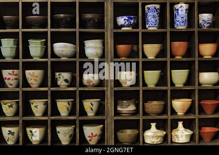 Terracotta e chinaware inkpots-inkwells-spazzolatrici per calligrafia d'arte cinese. Shuyuanmen Street-Xi'an-Cina-1581 Foto Stock