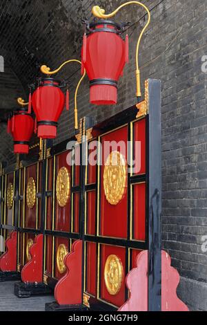 Lanterne rosse non illuminate-pannelli neri dorati rossi-tunnel della torre Zhenglou-Yongning.South Gate-CityWall. XI'an-China-1590 Foto Stock