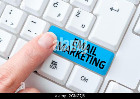 Firma che visualizza e-mail marketing. Concetto aziendale Invio di un messaggio commerciale a un gruppo di visualizzazione utilizzando la scrittura per posta concetto del documento di certificazione Foto Stock