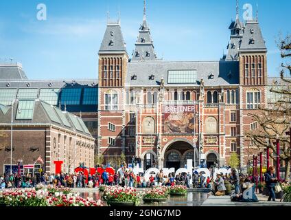 Amsterdam, Paesi Bassi - 21 aprile 2016: I turisti si riuniscono all'insegna i Love Amsterdam fuori dal Rijksmusem Foto Stock