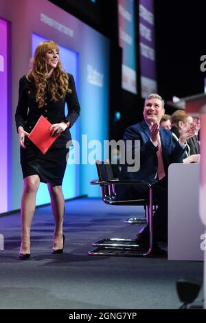 Brighton, Regno Unito. 25 Settembre 2021. Sir Keir Stammer, Party leader con Angela Rayner, Vice leader in scena alla Conferenza del Partito laburista 2021 di sabato 25 settembre 2021 . Credit: Julie Edwards/Alamy Live News Foto Stock