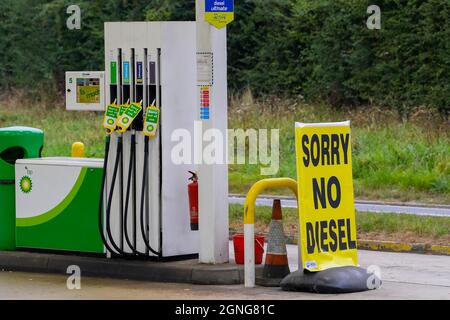 Spanish Green, Hampshire, Regno Unito. 25 settembre 2021. Il piazzale del distributore di benzina BP a Spanish Green in Hampshire sulla A33 tra Basingstoke e Reading ha grandi segnali che dicono che non ci sono benzina/diesel dopo che la benzina e il diesel sono esauriti a causa di panico acquisto e carente conducente di camion. Picture Credit: Graham Hunt/Alamy Live News Foto Stock