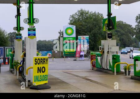 Spanish Green, Hampshire, Regno Unito. 25 settembre 2021. Il piazzale del distributore di benzina BP a Spanish Green in Hampshire sulla A33 tra Basingstoke e Reading ha grandi segnali che dicono che non ci sono benzina/diesel dopo che la benzina e il diesel sono esauriti a causa di panico acquisto e carente conducente di camion. Picture Credit: Graham Hunt/Alamy Live News Foto Stock