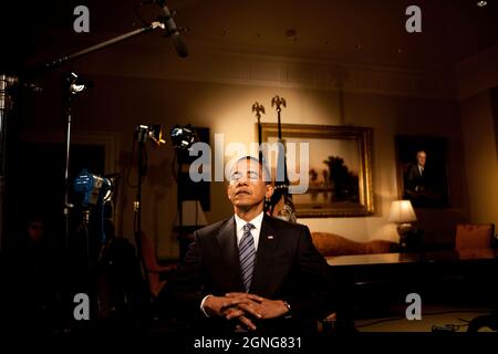 Il presidente Barack Obama chiude gli occhi prima di nastri il suo indirizzo radio settimanale nella Roosevelt Room della Casa Bianca, 2 giugno 2009. (Foto ufficiale della Casa Bianca di Samantha Appleton) questa fotografia ufficiale della Casa Bianca è resa disponibile per la pubblicazione da parte delle organizzazioni di notizie e/o per uso personale per la stampa dal soggetto(i) della fotografia. La fotografia non può essere manipolata in alcun modo o utilizzata in materiali, pubblicità, prodotti o promozioni che in qualsiasi modo suggeriscano l'approvazione o l'approvazione del presidente, della prima famiglia o della Casa Bianca. Foto Stock