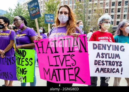 24 settembre 2021. Boston, ma. Più di 100 leader della comunità haitiana, sostenitori dell’immigrazione e alleati si sono riuniti al John F. Kennedy Federal Buildin Foto Stock