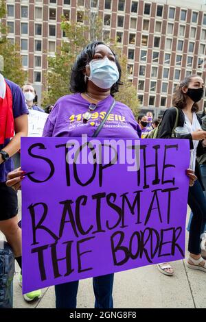 24 settembre 2021. Boston, ma. Più di 100 leader della comunità haitiana, sostenitori dell’immigrazione e alleati si sono riuniti al John F. Kennedy Federal Buildin Foto Stock