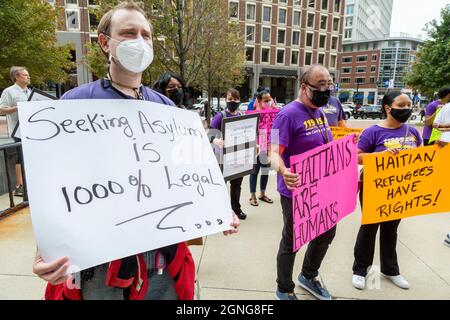 24 settembre 2021. Boston, ma. Più di 100 leader della comunità haitiana, sostenitori dell’immigrazione e alleati si sono riuniti al John F. Kennedy Federal Buildin Foto Stock