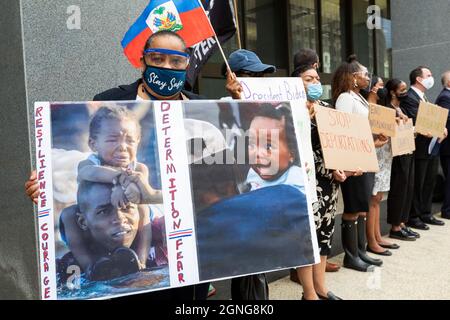 24 settembre 2021. Boston, ma. Più di 100 leader della comunità haitiana, sostenitori dell’immigrazione e alleati si sono riuniti al John F. Kennedy Federal Buildin Foto Stock