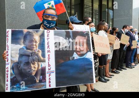 24 settembre 2021. Boston, ma. Più di 100 leader della comunità haitiana, sostenitori dell’immigrazione e alleati si sono riuniti al John F. Kennedy Federal Buildin Foto Stock