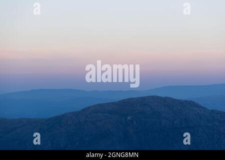 Serra do Soajo, o Soajo Mountains, una delle catene montuose che fanno parte del Parco Nazionale Peneda-Gerês, nel nord del Portogallo. Foto Stock