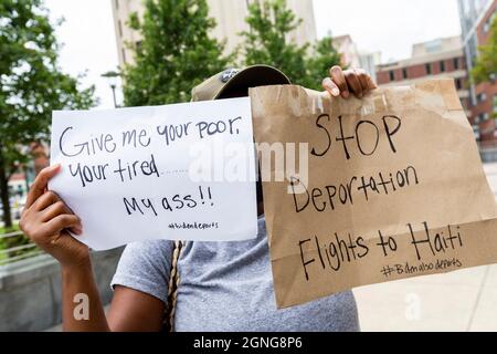 24 settembre 2021. Boston, ma. Più di 100 leader della comunità haitiana, sostenitori dell’immigrazione e alleati si sono riuniti al John F. Kennedy Federal Buildin Foto Stock