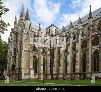 London, Westminster Abbey 13-16 JH und 19 JH nördlicher Querhausarm mit Strebepfeilern und -bögen von Nordwesten rechts Langhaus-Nordfassade oben Stu Foto Stock