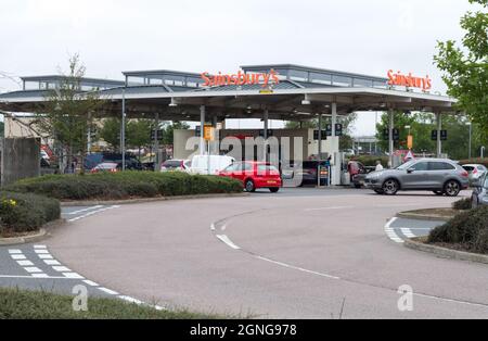 Stazione di benzina coda di automobili a Colchester, Essex il 25 settembre 2021 come driver guardare a riempire prima che eventuali problemi di consegna interrompano la fornitura Foto Stock